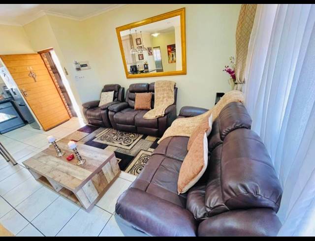 2 BEDROOM TOWNHOUSE FOR SALE IN SOUTH CREST